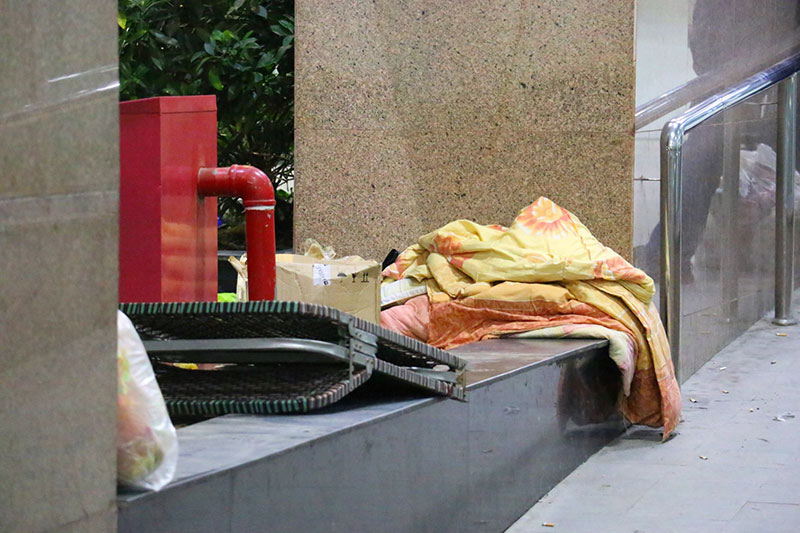 Hà Nội: Nhiệt độ về đêm chỉ còn 9, 10 độ C, nhiều người nhà bệnh nhân vạ vật tránh rét ở hành lang bệnh viện